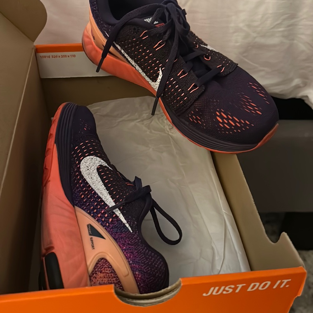 Women’s Nikes size 6